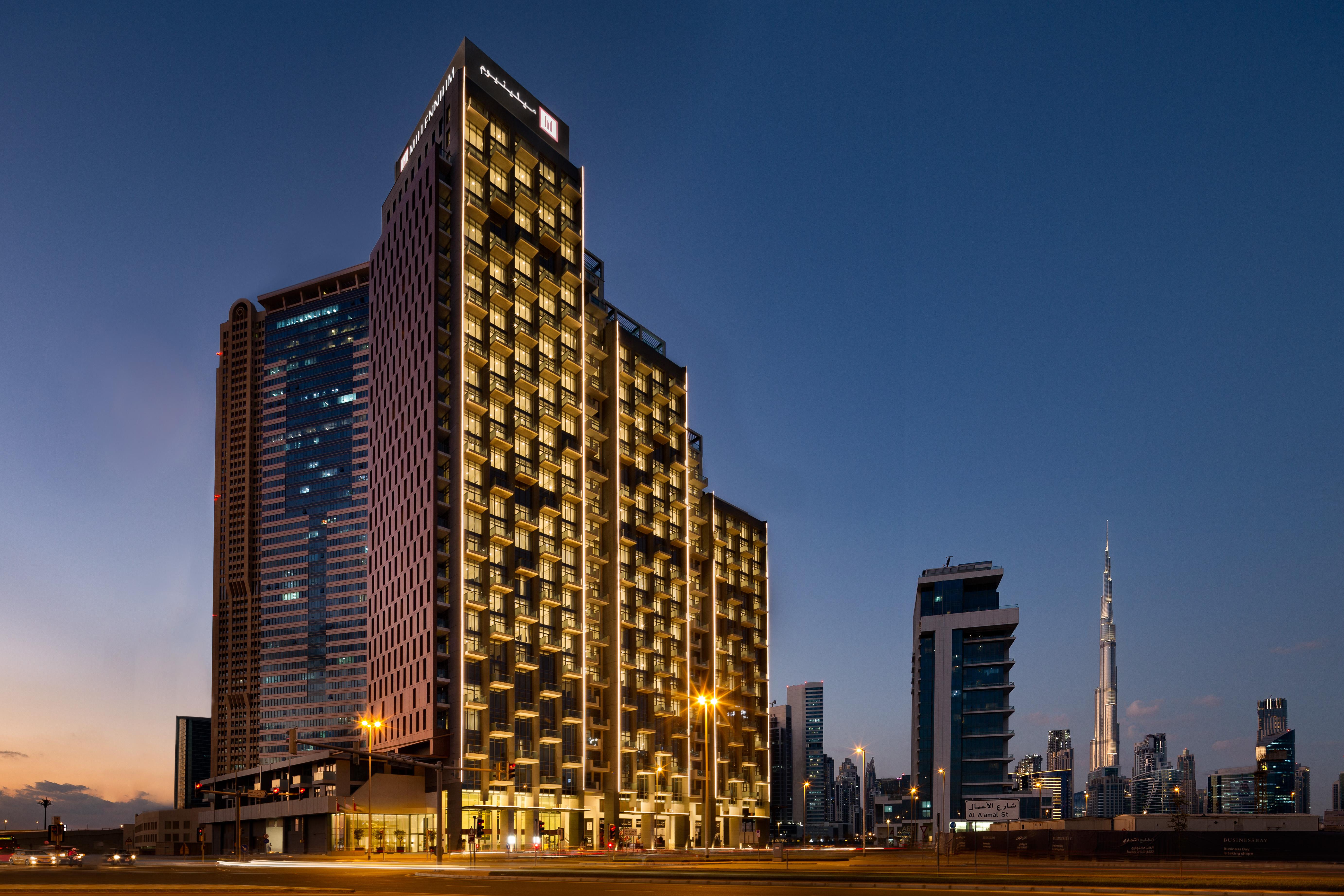 Aparthotel Millennium Atria Business Bay Dubaj Exteriér fotografie The hotel at night