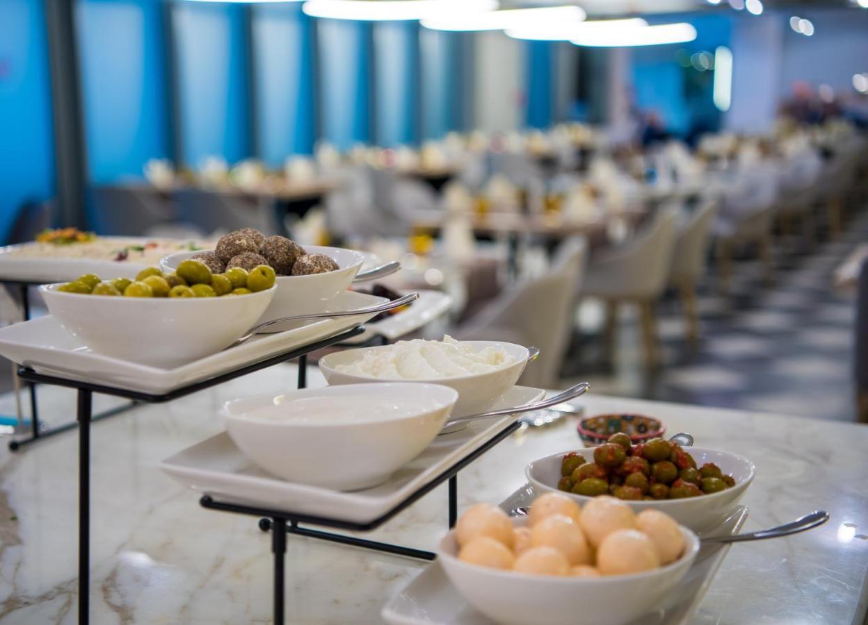 Aparthotel Millennium Atria Business Bay Dubaj Exteriér fotografie A buffet at a hotel