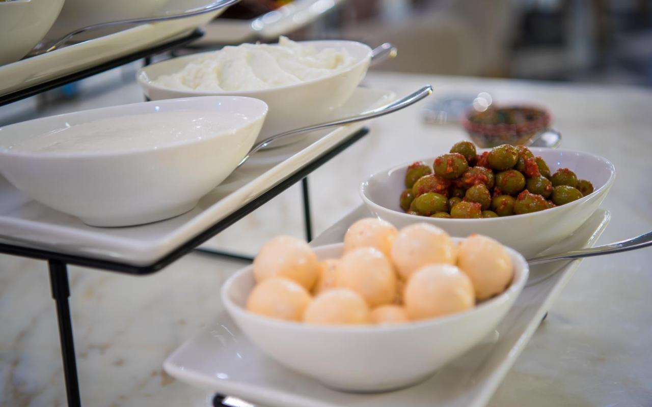 Aparthotel Millennium Atria Business Bay Dubaj Exteriér fotografie A selection of tapas